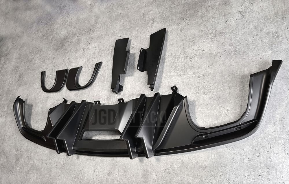 Difuzor Ford Mustang Mk6 před faceliftem pro vzhled se 4 koncovkami (výfuky Hurricane)